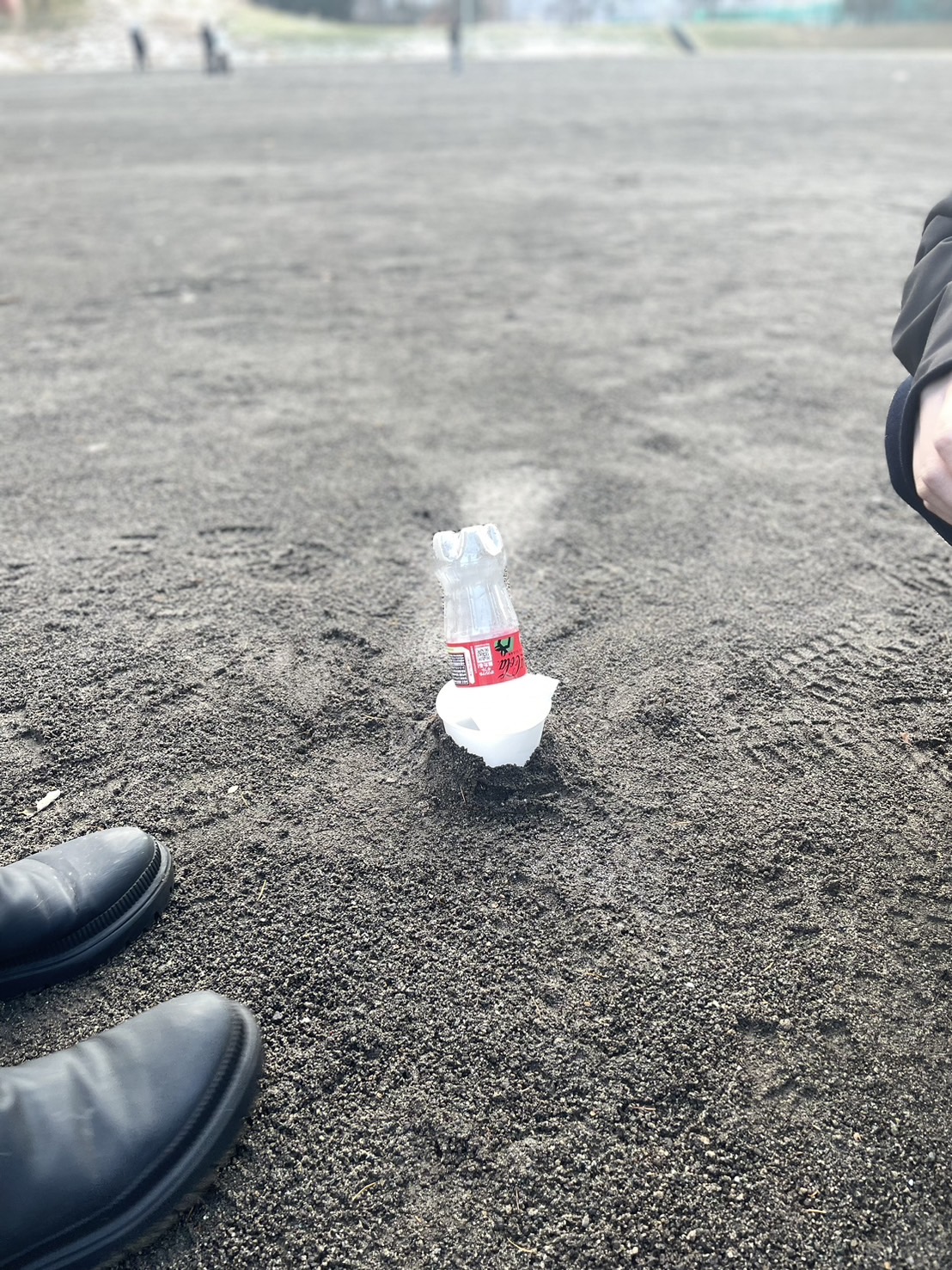 「科学実験」の授業で、ペットボトルロケット作りに挑戦