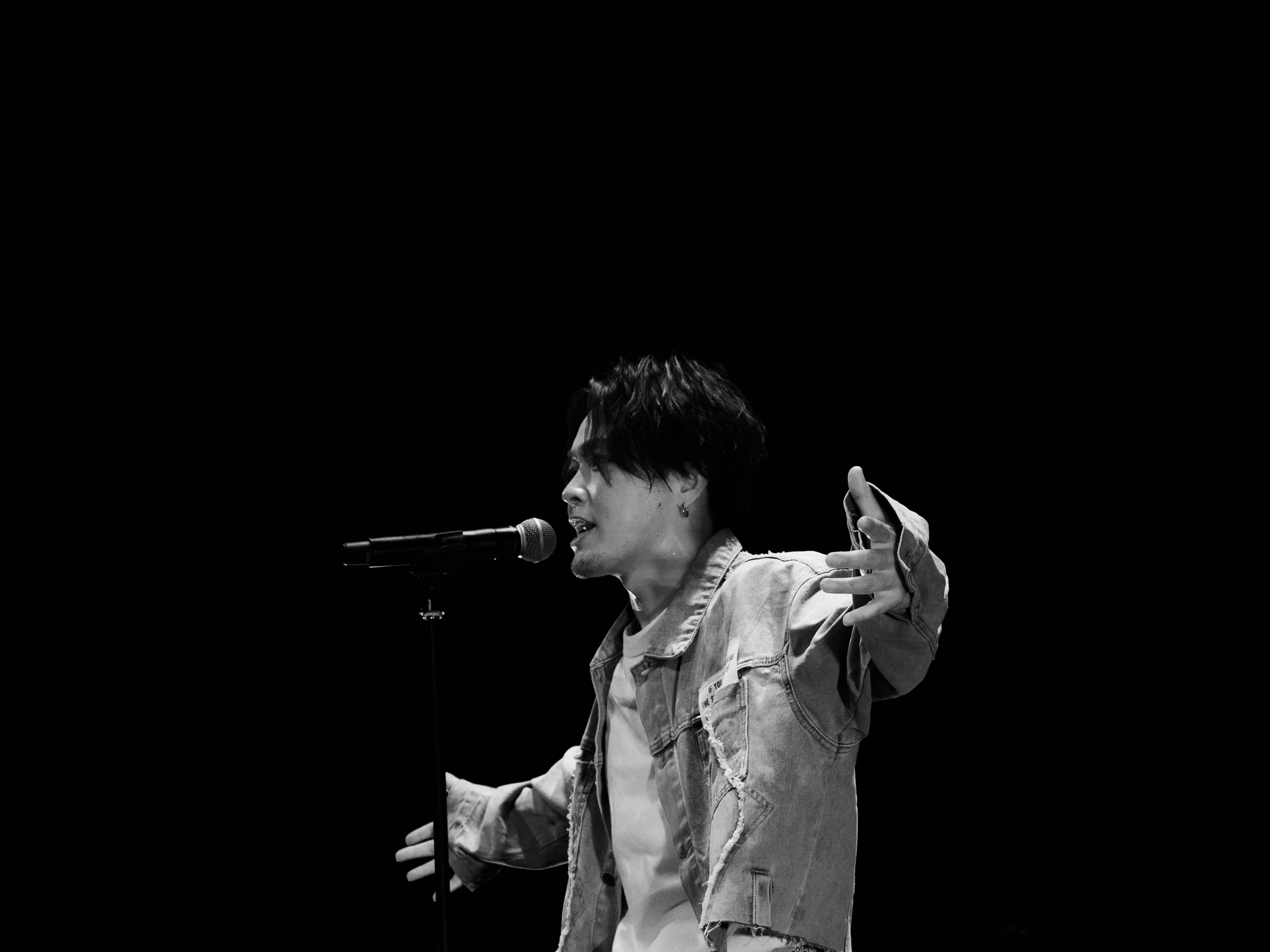 シンガーソングライター佐藤広大さんのLIVE撮影を写真局の生徒が担当しました